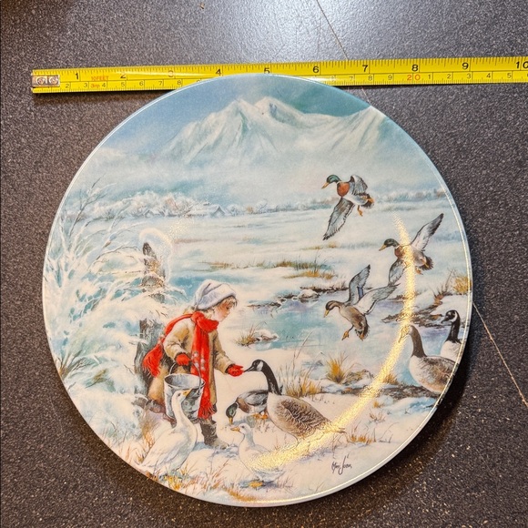 Charming Winter Wildlife Decorative Plate. “Sharing” by Edwin M.Knowles. - Picture 8 of 8